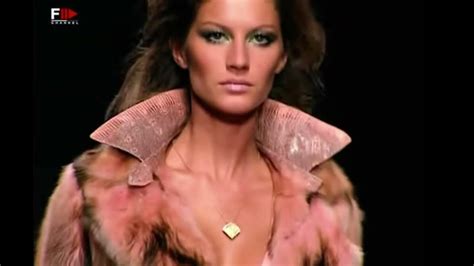 Gisele Bündchen: All of Gisele's Walks in Versace 